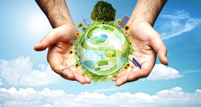 duas mãos segurando o globo terrestre com a painéis solares fotovoltaicos, aerogeradores e flores.