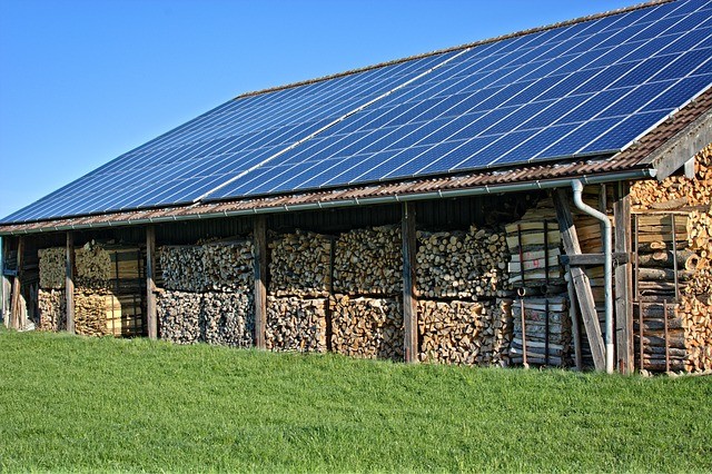 Casa de campo com painéis solares fotovoltaicos