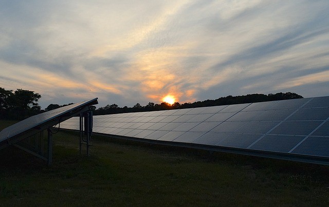 Fazenda de energia solar fotovoltaica no por do sol