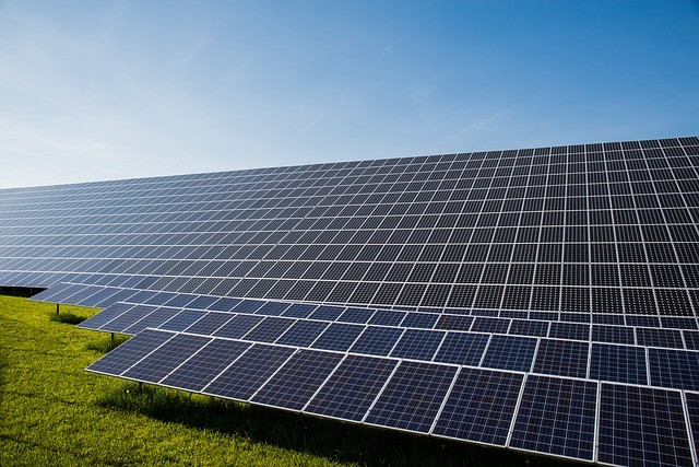 Painéis solares instalados em um campo