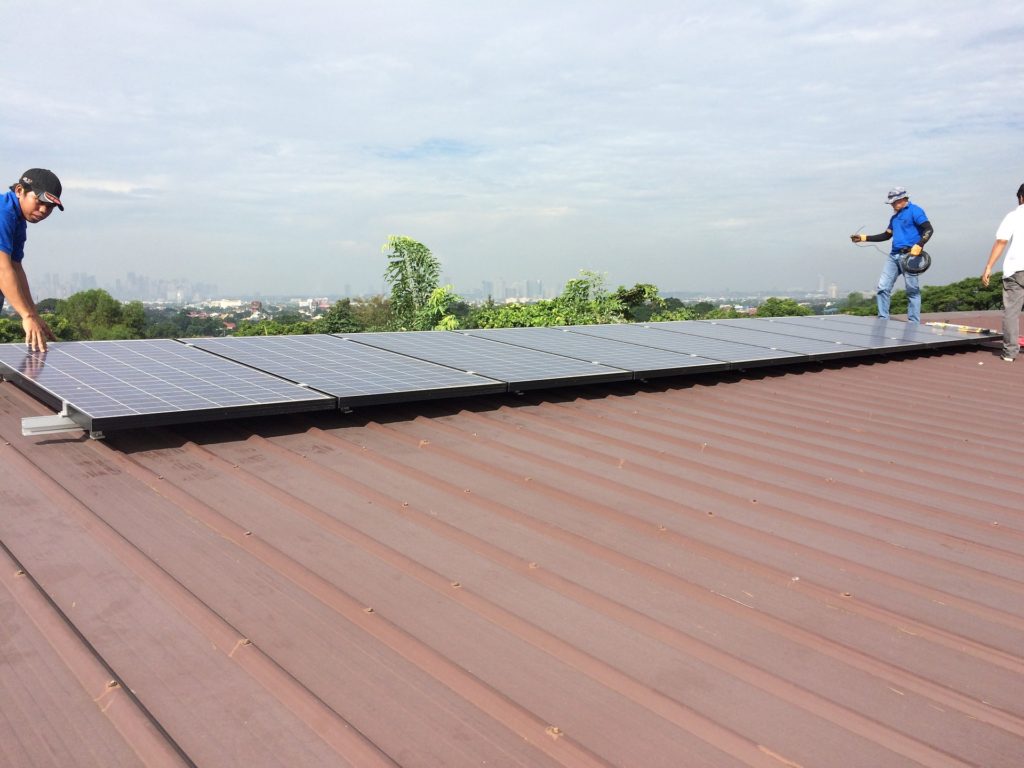 Módulos fotovoltaicos instalados em um telhado
